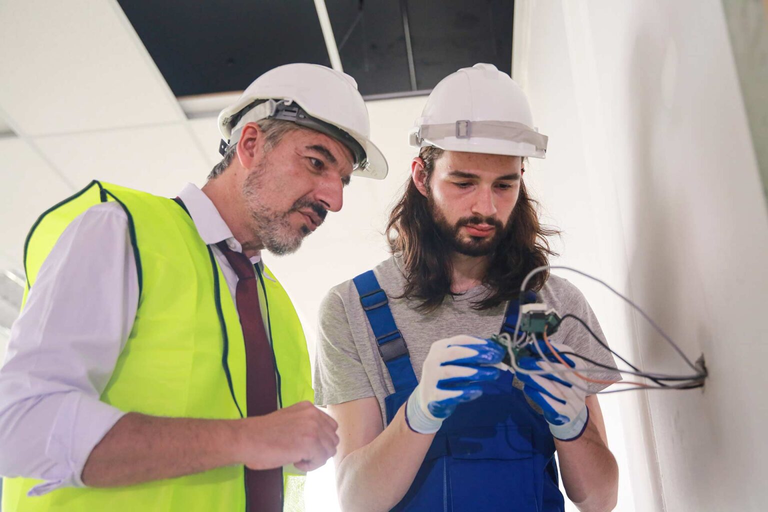 Equipe da AC Rangel em serviço elétrico