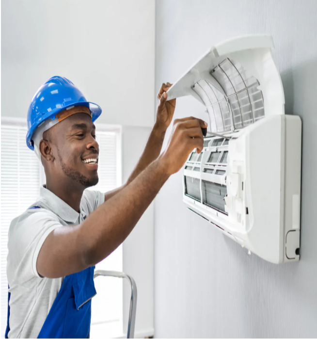 Técnico instalando ar-condicionado